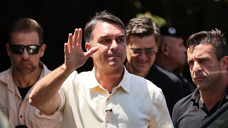 Flávio Bolsonaro llega a un mitin con simpatizantes en Barra Da Tijuca. 9 de octubre de 2026