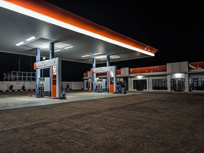 Foto de Alfin Auzikri: https://www.pexels.com/es-es/foto/exterior-afuera-aire-libre-gasolinera-7908624/