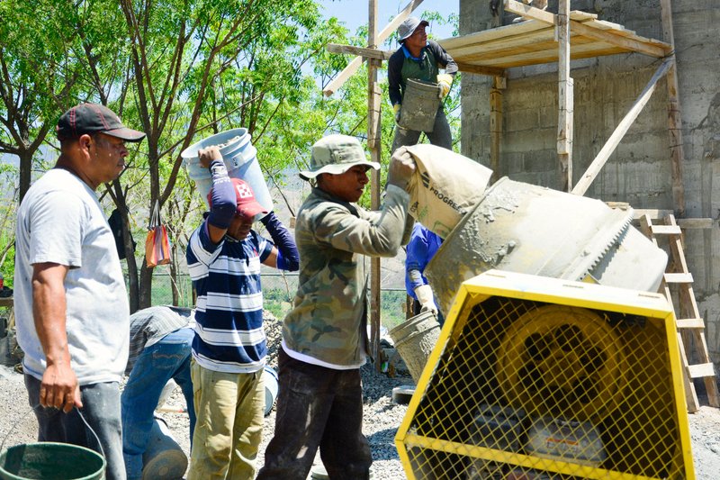 Foto de walter Cordero: https://www.pexels.com/es-es/foto/trabajadores-de-construccion-vertiendo-cemento-en-el-sitio-37539720/