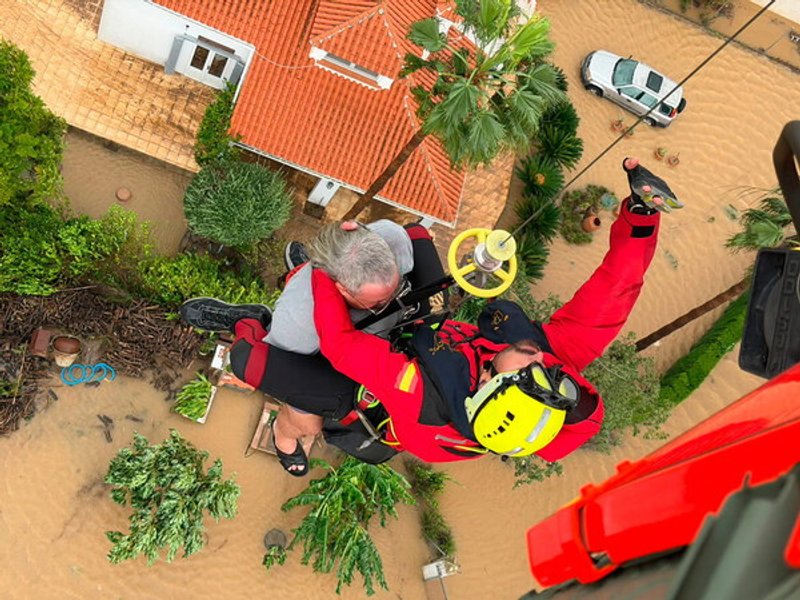 Fuentes: Climática [Imagen: La UME rescata a una persona afectada por la dana Adam en Valencia, España, este mes de octubre. Foto: José Cabiedas/UME]