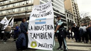 «Están destruyendo el sistema productivo nacional»: la CGT marchó contra el modelo Milei
