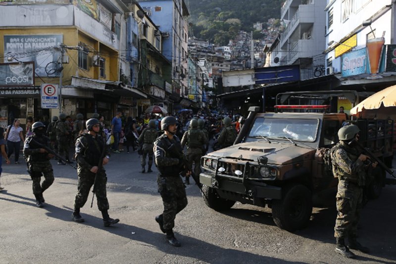 Efectivos del ejército de Brasil en la favela Rocinha, de Río de Janeiro, en 2017, durante una operación contra la delincuencia. El poderío que mantienen las mayores organizaciones delictivas de esa ciudad y de São Paulo muestra que son fuerzas policiales y no militares las mejor preparadas para garantizar la seguridad ciudadana. Imagen: Fernando Frazao / Agencia Brasil.