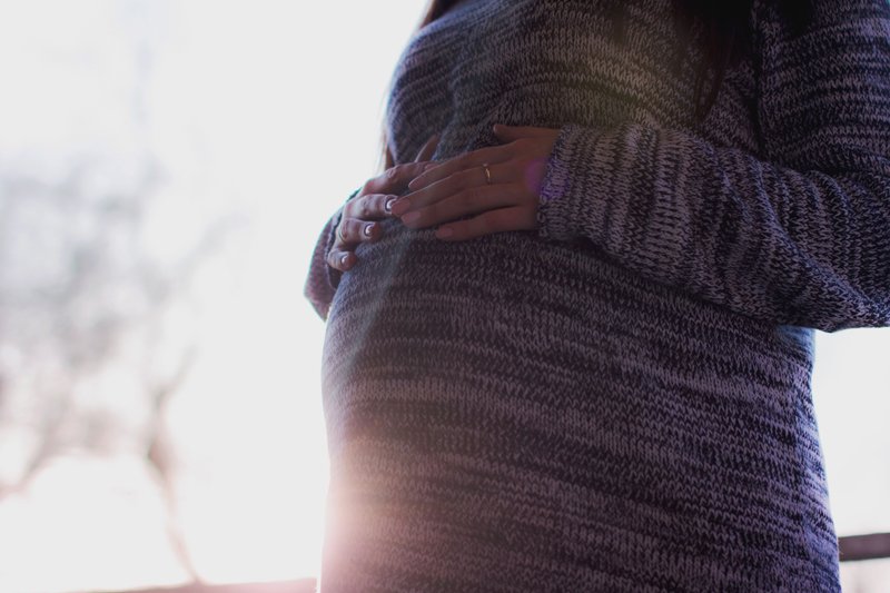 Foto de freestocks.org: https://www.pexels.com/es-es/foto/mujer-embarazada-usando-sueter-gris-melange-tocando-su-barriga-54289/