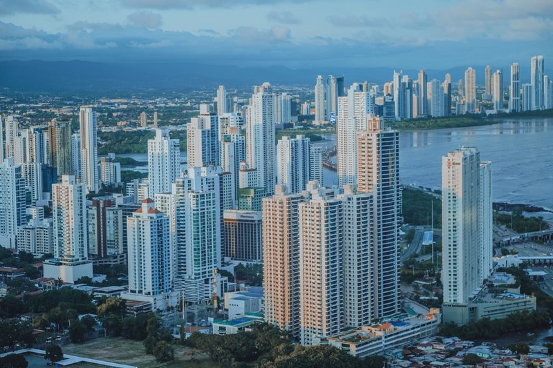 Foto de Luis Quintero: https://www.pexels.com/es-es/foto/ciudad-panorama-urbano-skyline-edificios-14840814/