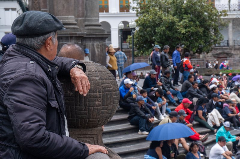Foto de Cristian Reyes: https://www.pexels.com/es-es/foto/escena-de-una-plaza-concurrida-en-quito-ecuador-31226424/