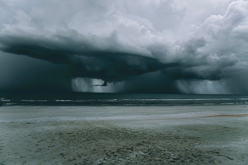 Foto de Connor Scott McManus: https://www.pexels.com/es-es/foto/playa-tormenta-campo-orilla-14920362/