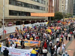 Miles de colombianos marchan en primer paro nacional contra De la Espriella «La protesta es el único instrumento que nos queda a los pueblos indígenas y a las organizaciones sociales para poder ser escuchados y exigir el cumplimiento de nuestros derechos» expresaron los manifestantes. Foto: teleSUR.