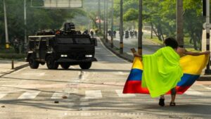 Manifestantes colombianos son reprimidos por fuerzas policiales durante paro nacional