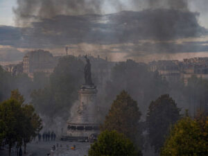 Francia arde entre protestas y represión del despliegue policial en todo el país