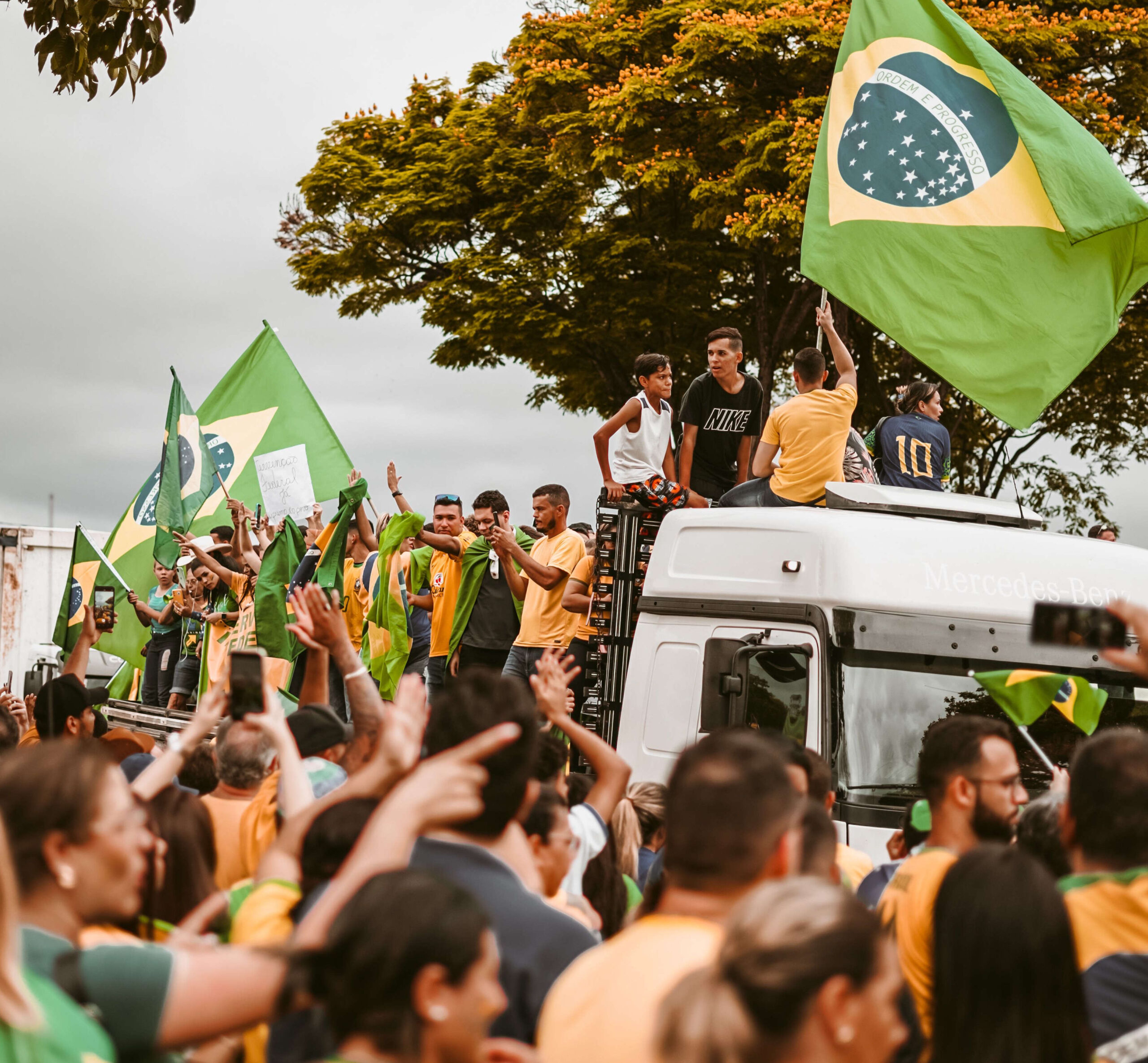 Foto de Geancarlo Peruzzolo: https://www.pexels.com/es-es/foto/gente-calle-banderas-grupo-14286750/