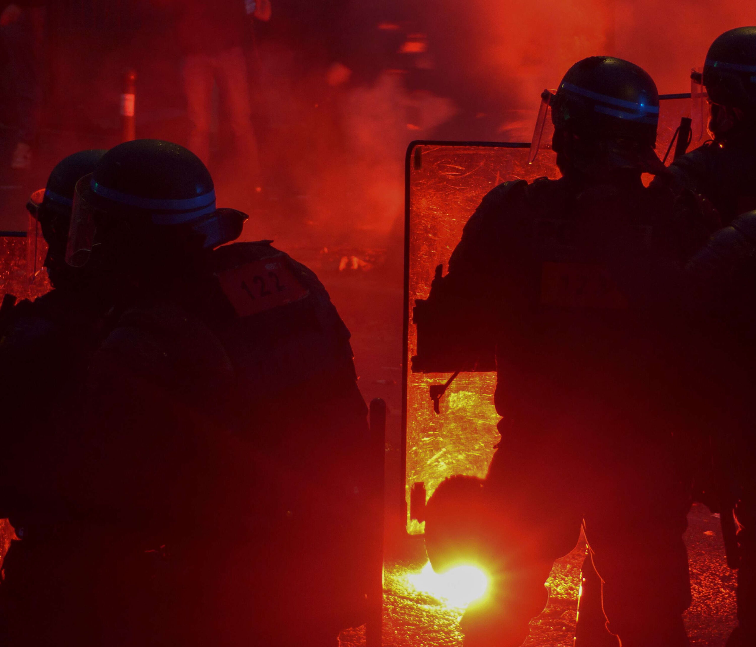 Foto de jane grn : https://www.pexels.com/es-es/foto/noche-calle-silueta-demostracion-6104483/